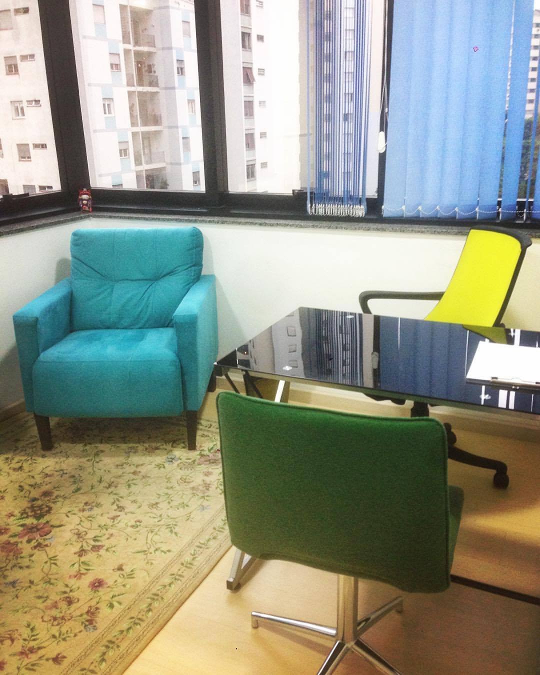 Sala de atendimento com poltronas coloridas